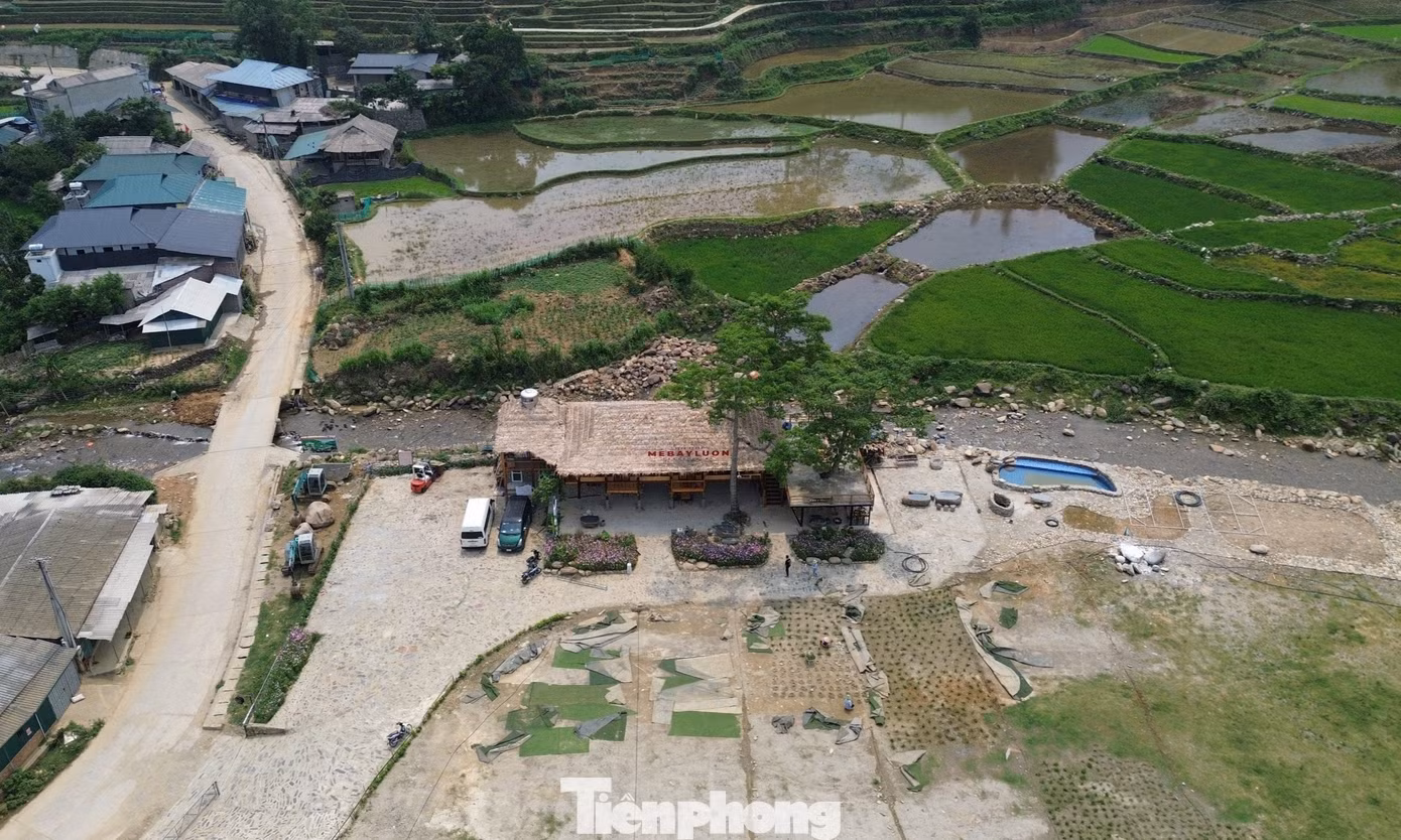 Khu vực điểm hạ cánh dù lượn xây dựng nhà sàn. Khu vực điểm hạ cánh dù lượn xây dựng nhà sàn.