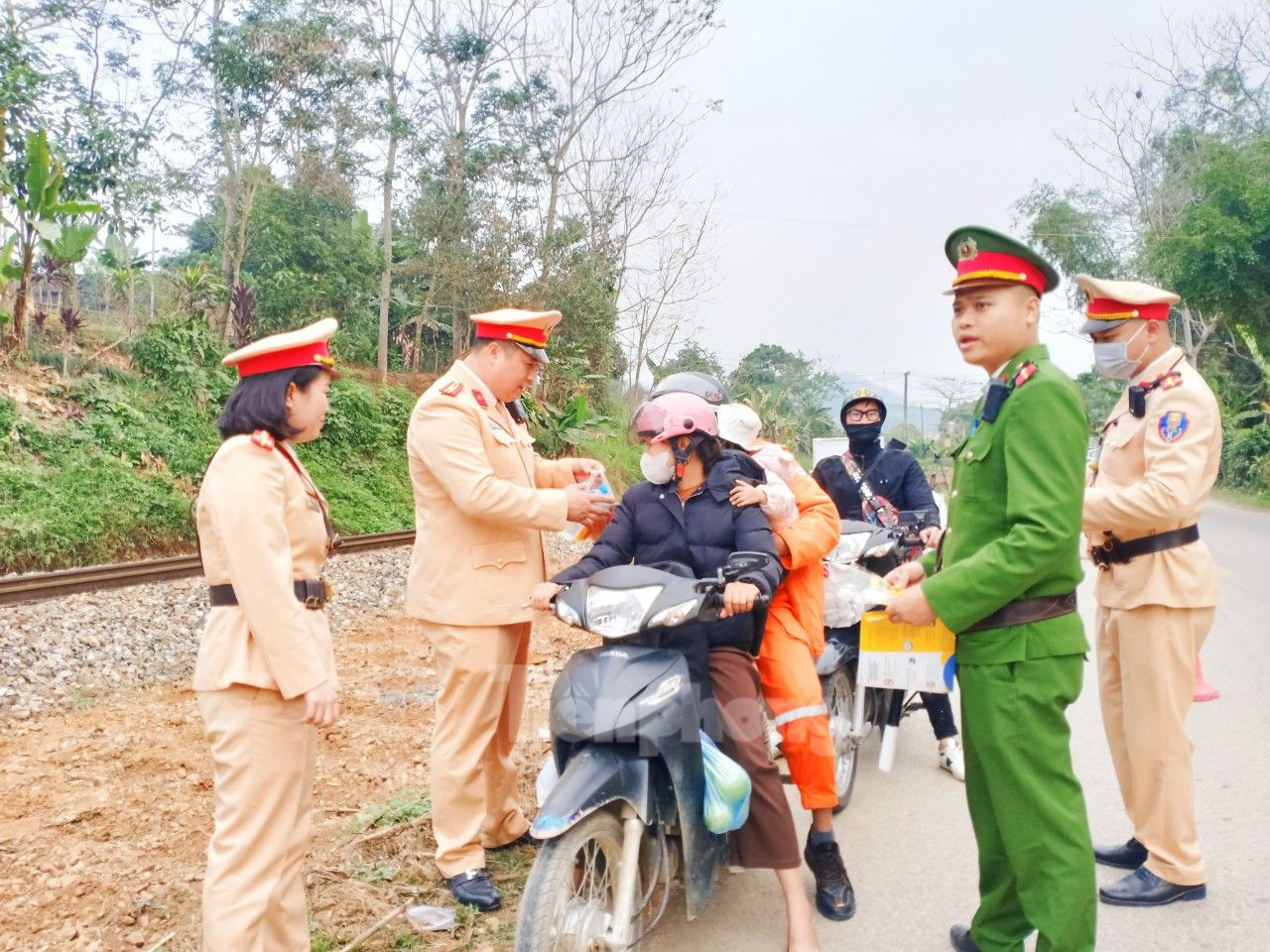 Phối hợp cùng Đội Cảnh sát Giao thông trật tự Công an huyện tặng mũ bảo hiểm, xăng, nước uống, đồ ăn nhẹ...hỗ trợ người dân về quê ăn Tết.