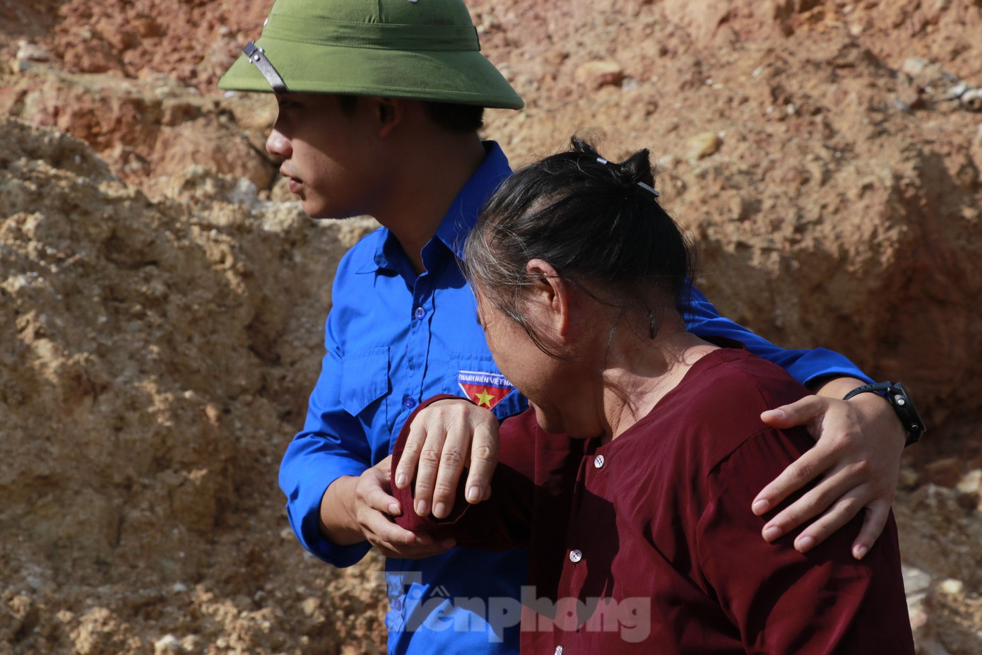 Lãnh đạo Tỉnh đoàn Yên Bái đến chia sẻ, động viên gia đình. Lãnh đạo Tỉnh đoàn Yên Bái đến chia sẻ, động viên gia đình.