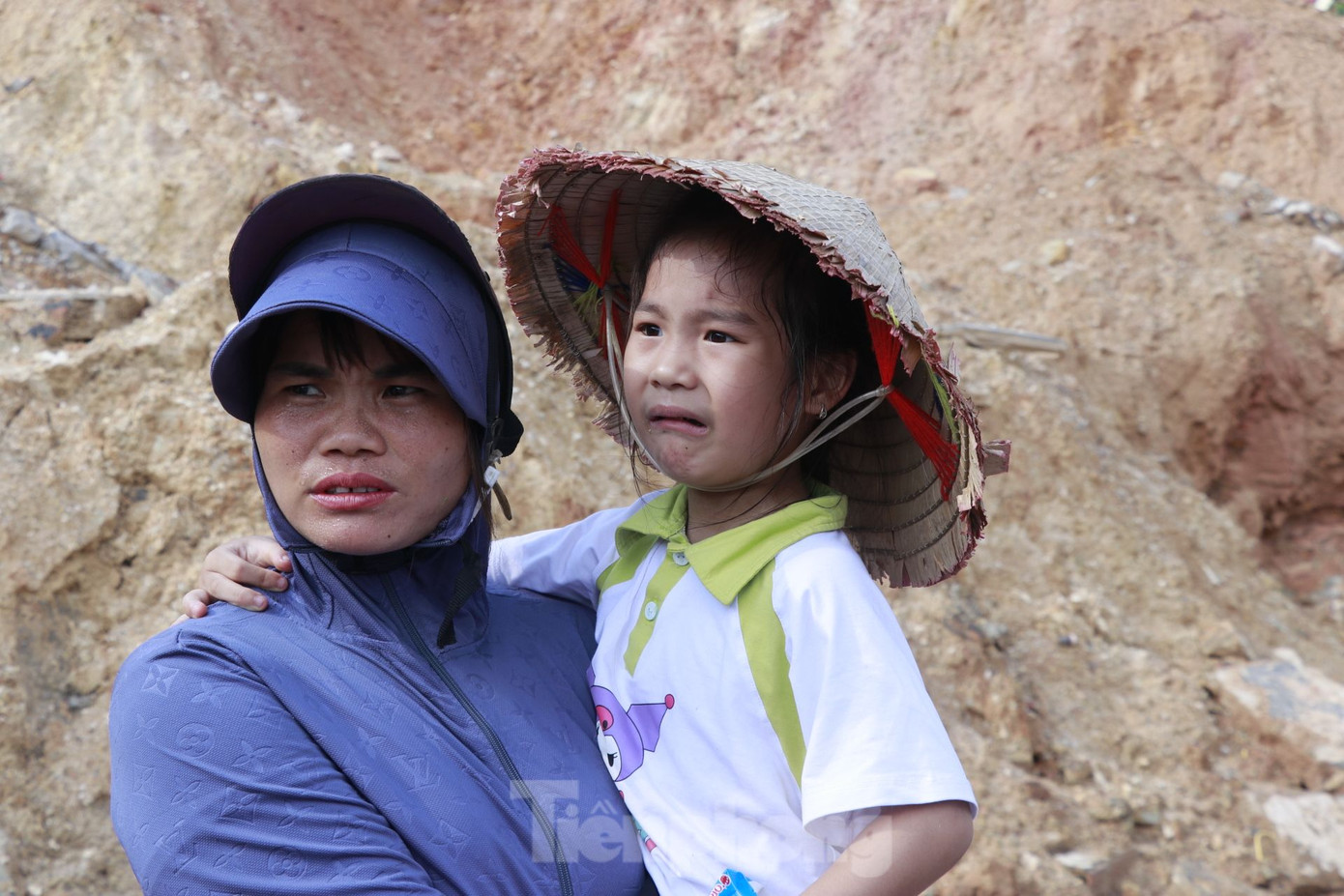 Cháu Vũ Quỳnh Mai khóc khi không được ở cùng với hai anh trai. Cháu Vũ Quỳnh Mai khóc khi không được ở cùng với hai anh trai.