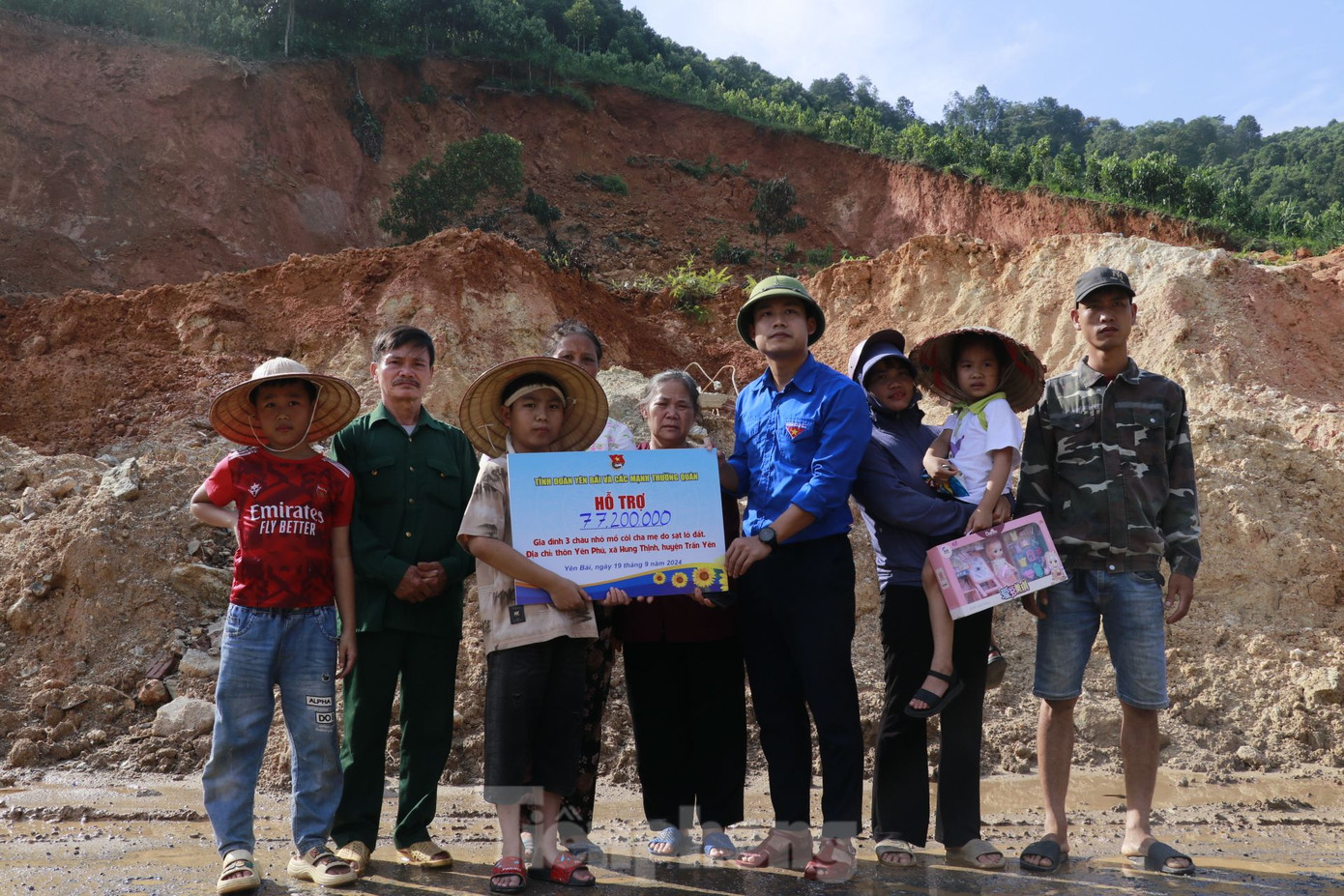 Lãnh đạo Tỉnh đoàn Yên Bái đến chia sẻ, động viên gia đình. Lãnh đạo Tỉnh đoàn Yên Bái đến chia sẻ, động viên gia đình.