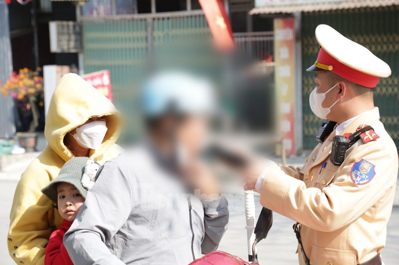 Thiếu tá này cho biết thêm, trong những ngày Tết Nguyên đán, đơn vị thực hiện nghiêm túc, quyết liệt, đồng bộ các biện pháp đảm bảo an toàn giao thông, đặc biệt tập trung xử lý hành vi vi phạm về nồng độ cồn, phấn đấu một Tết Nguyên đán không rượu, bia trên mọi nẻo đường.