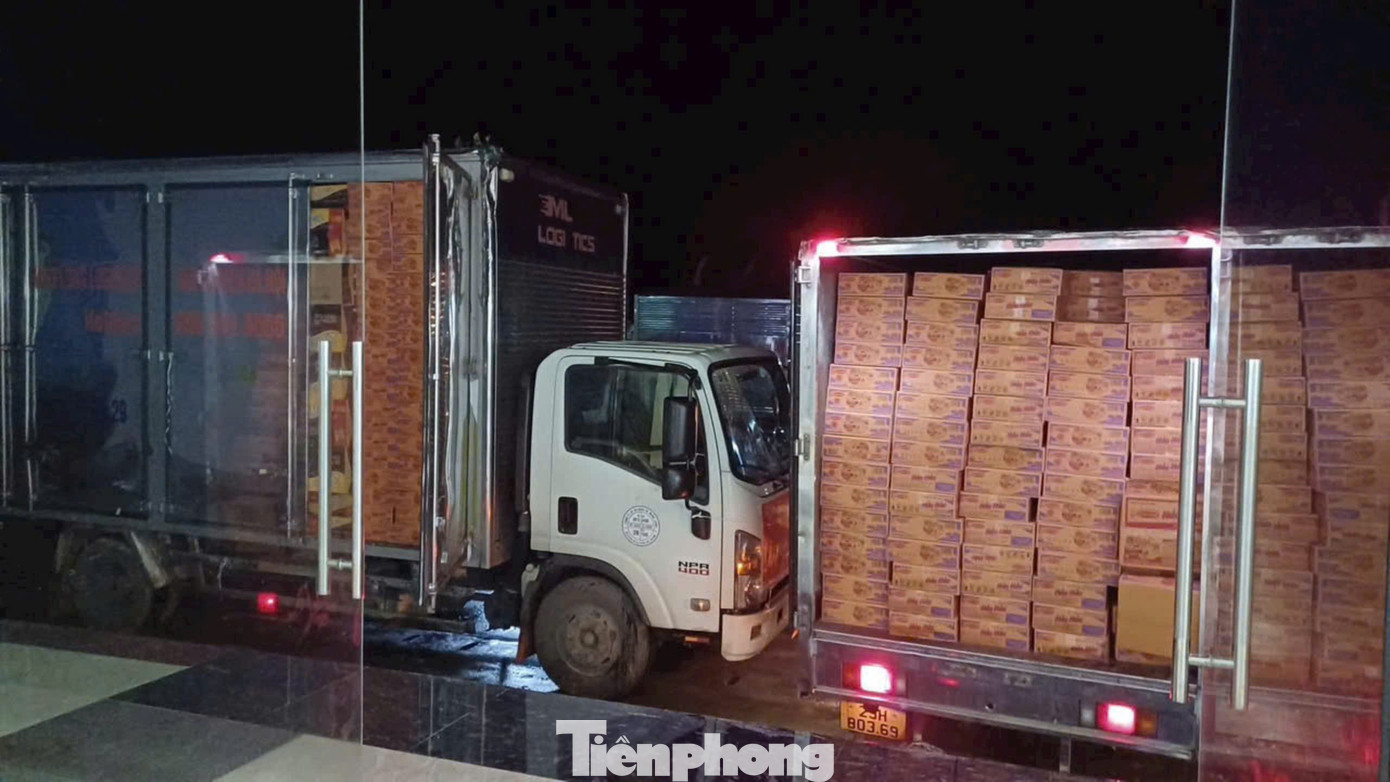 Rất nhiều đoàn xe từ các địa phương đến cứu trợ người dân Yên Bái.