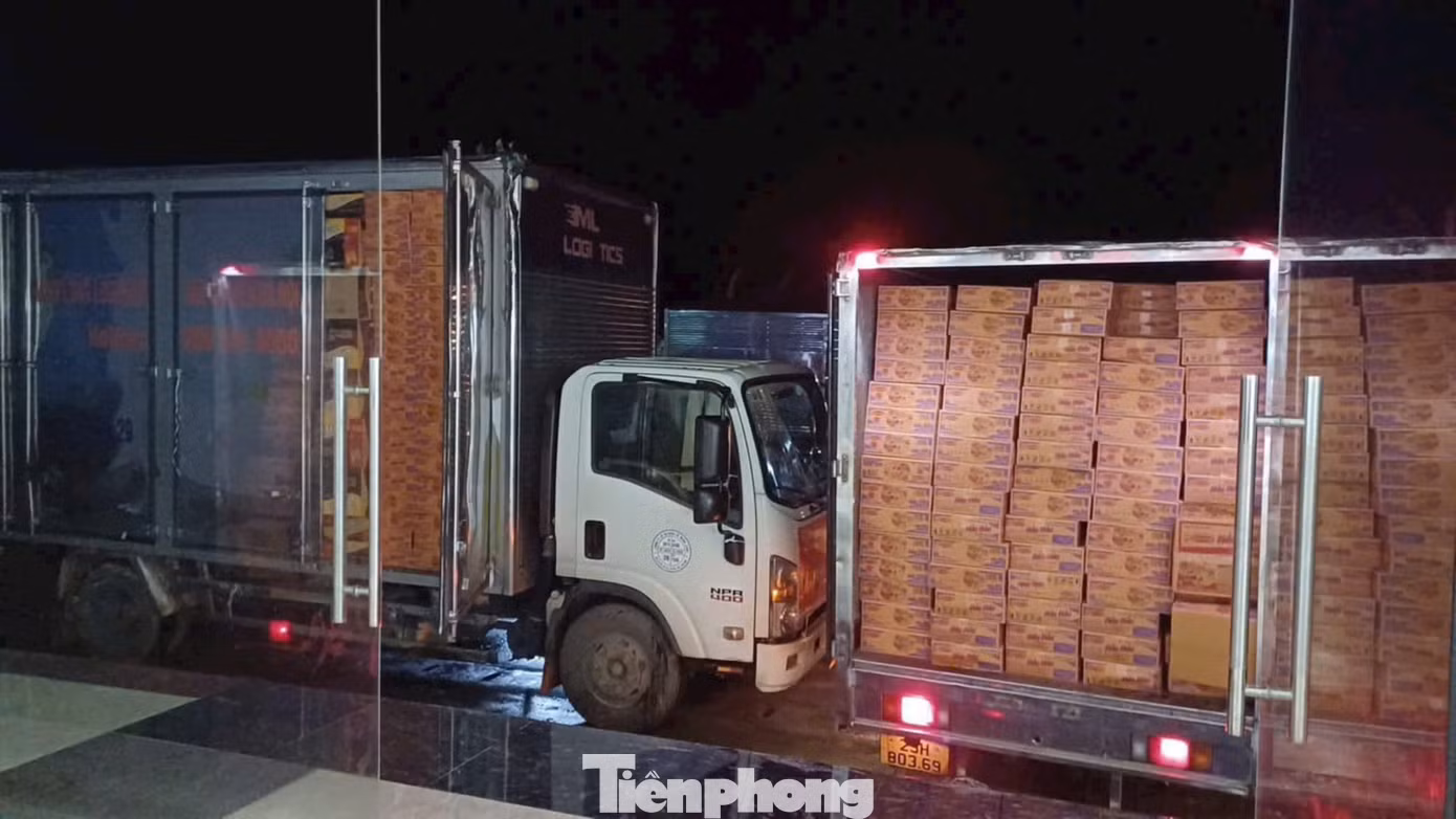 Rất nhiều đoàn xe từ các địa phương đến cứu trợ người dân Yên Bái.