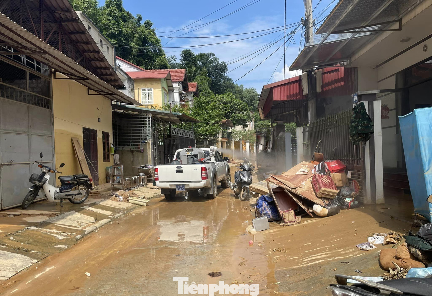 Ông Lại Mạnh Hùng - Giám đốc Trung tâm Kiểm soát bệnh tật tỉnh Yên Bái cho biết, việc đảm bảo vệ sinh môi trường là việc quan trọng nhằm diệt trừ mầm bệnh, không cho mầm bệnh phát tán ra môi trường, giữ cho môi trường sống sạch sẽ, giảm thiểu nguồn lây bệnh, tránh bùng phát các dịch bệnh lớn và nguy hiểm như tiêu chảy, tả, lỵ, thương hàn, tay chân miệng….