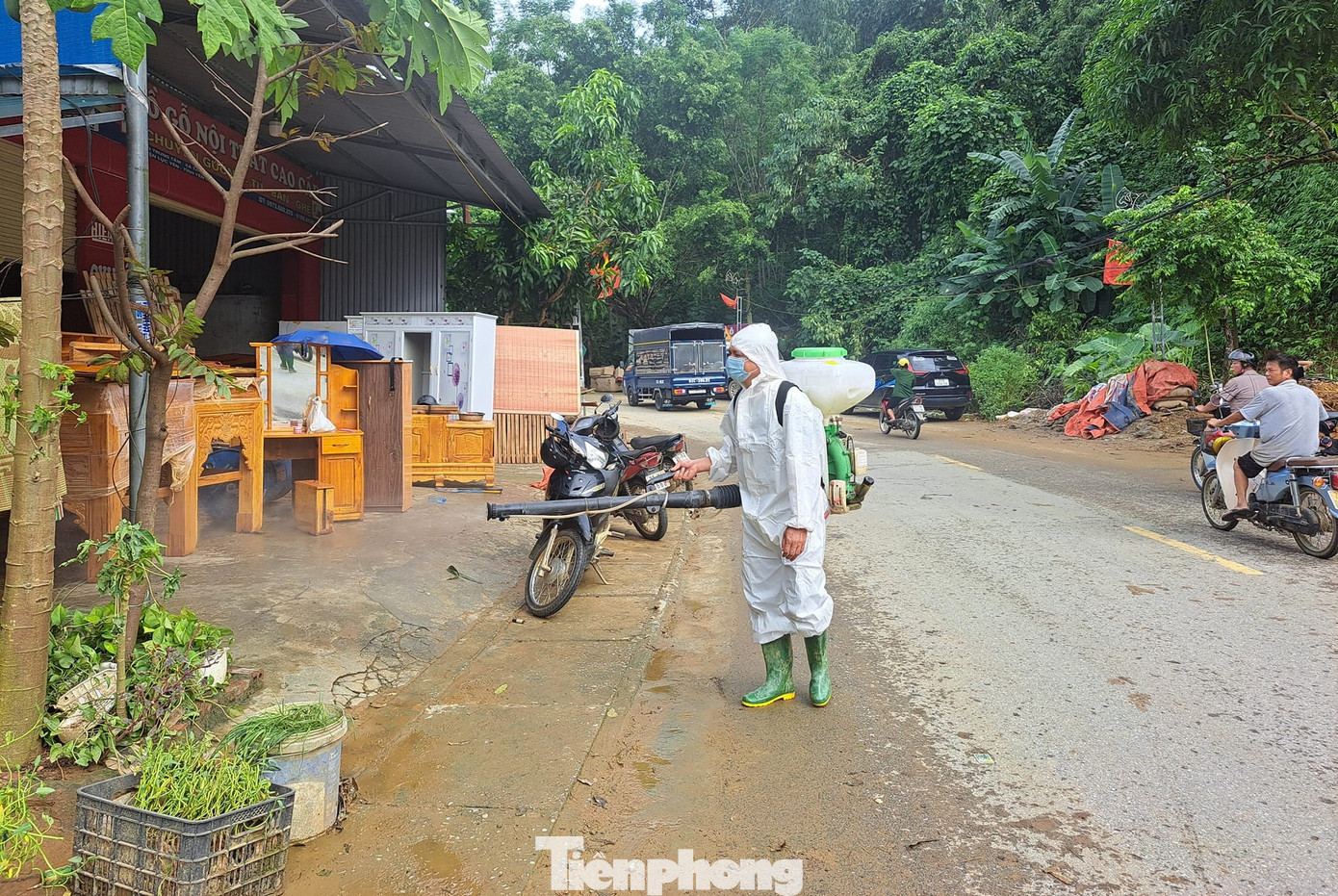 Ngoài ra, lực lượng y bác sĩ hướng dẫn từng gia đình trong việc thực hiện vệ sinh môi trường, vệ sinh nguồn nước; chủ động tiêm vắc xin để “chặn đứng” nguy cơ nhiễm các bệnh truyền nhiễm nguy hiểm...