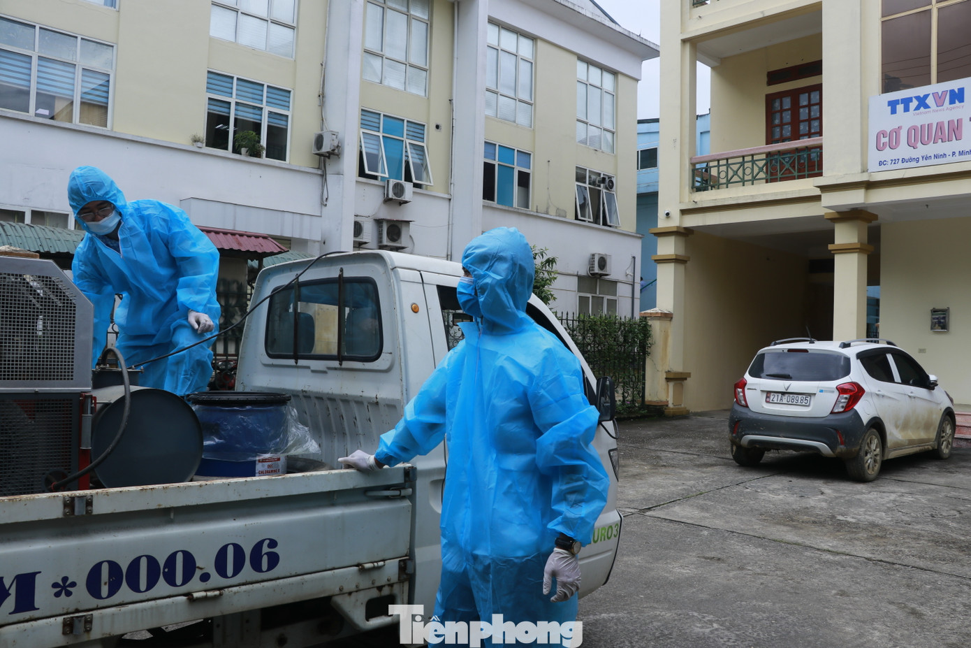 Ngay sau khi nước rút tại các địa phương, Trung tâm Kiểm soát Bệnh tật tỉnh đã huy động tối đa lực lượng tiến hành phun thanh khiết môi trường tại một số khu vực bị ngập úng có nguy cơ phát sinh dịch bệnh ... Trên ảnh là công đoạn pha chế thuốc khử khuẩn môi trường.