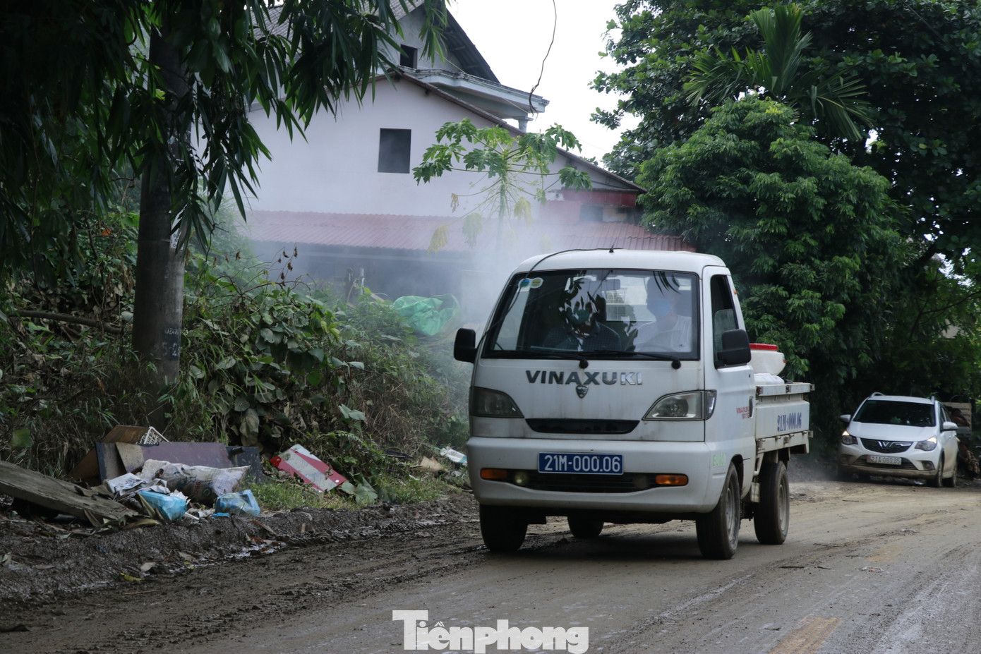 Sau khi các huyện Văn Yên, Trấn Yên, Lục Yên, Yên Bình nước rút, địa phương khẩn trương tiến hành phun hóa chất, khử khuẩn môi trường.