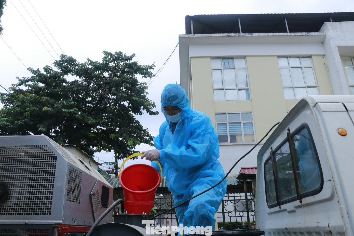 Ngay sau khi nước rút tại các địa phương, Trung tâm Kiểm soát Bệnh tật tỉnh đã huy động tối đa lực lượng tiến hành phun thanh khiết môi trường tại một số khu vực bị ngập úng có nguy cơ phát sinh dịch bệnh ... Trên ảnh là công đoạn pha chế thuốc khử khuẩn môi trường.