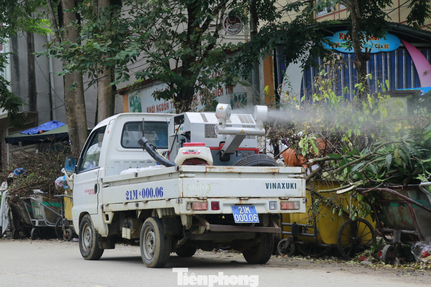 Với phương châm nước rút đến đâu xử lý đến đó, trong những ngày qua, các đơn vị Y tế tiến hành phun thanh khiết môi trường tại các tuyến đường, các khu vực công cộng trên địa bàn thành phố như Kim Đồng, đại lộ Nguyễn Thái Học, đường Thành Công, ngã tư Nam Cường...