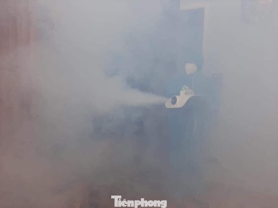 Đối với các đơn vị cấp huyện, xã, phường, đơn vị yêu cầu tăng cường đến các hộ dân trong vùng ngập úng tiến hành phun thanh khiết, khử độc.