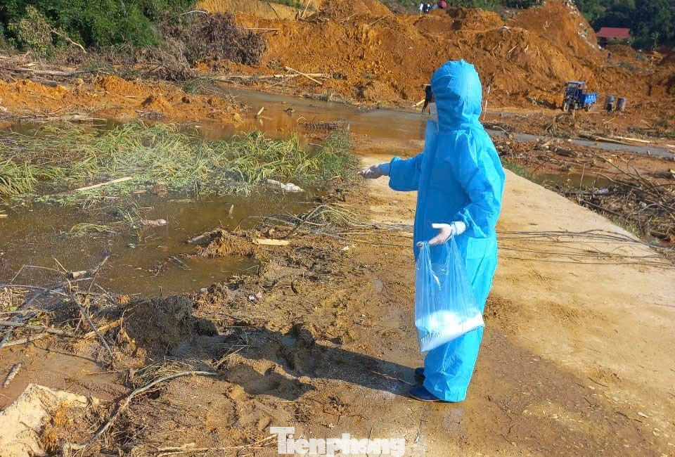 Ngoài ra, lực lượng y bác sĩ hướng dẫn từng gia đình trong việc thực hiện vệ sinh môi trường, vệ sinh nguồn nước; chủ động tiêm vắc xin để “chặn đứng” nguy cơ nhiễm các bệnh truyền nhiễm nguy hiểm...