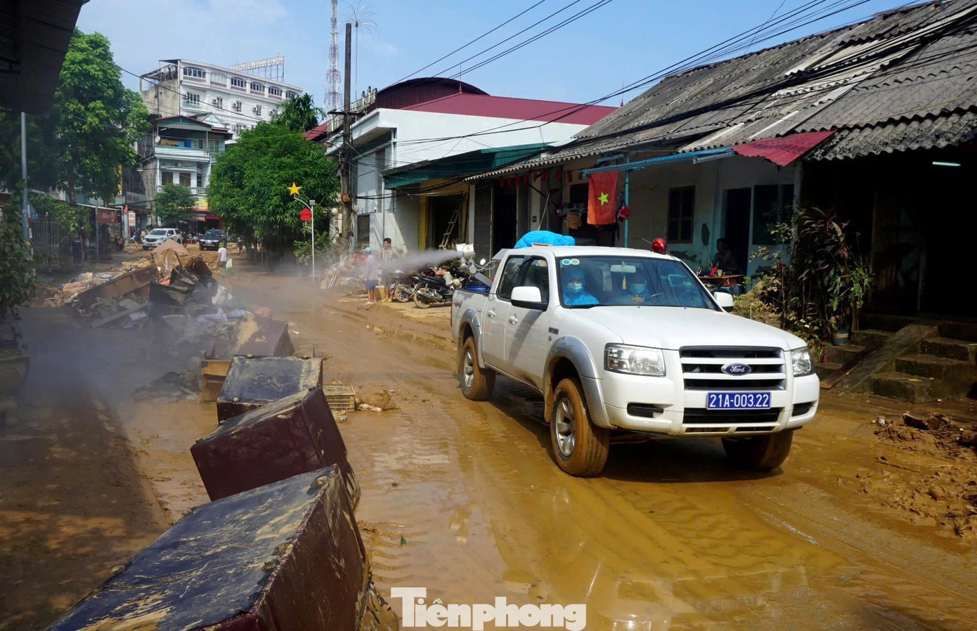 Khó khăn đối với ngành Y tế là diện tích ngập lụt quá rộng, nhiều ngõ ngách, bùn lầy ứ đọng, một số nơi nước chưa rút. Do đó, lực lượng chưa thể tiếp cận để thanh khiết môi trường, khử khuẩn, tiêu độc được một cách toàn diện.
