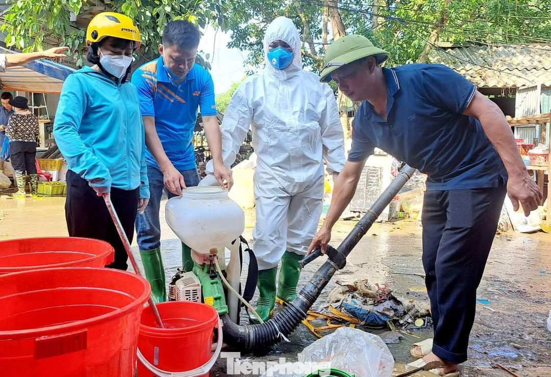 Trao đổi với Tiền Phong, bà Lê Thị Hồng Vân, Giám đốc Sở Y tế Yên Bái cho biết, hiện nay lực lượng y tế đang tỏa đến từng hộ dân, từng khu, thôn, xóm để hướng dẫn người dân cách phòng tránh dịch bệnh. Ngoài ra, tại các trạm y tế xã đều có người túc trực để cấp phát thuốc, hỗ trợ người dân khi cần thiết.