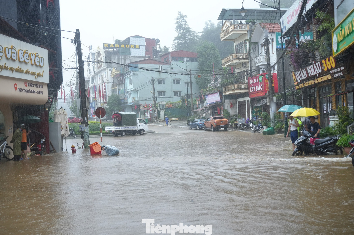 Trên địa bàn phường Sa Pa đã xảy ra mưa lớn tại một số tuyến đường như Thạch Sơn khu vực nhà thờ đá, khu vực dốc Ô Ten, dọc tuyến đường Điện Biên Phủ cũng xảy ra hiện tượng ngập úng cục bộ.