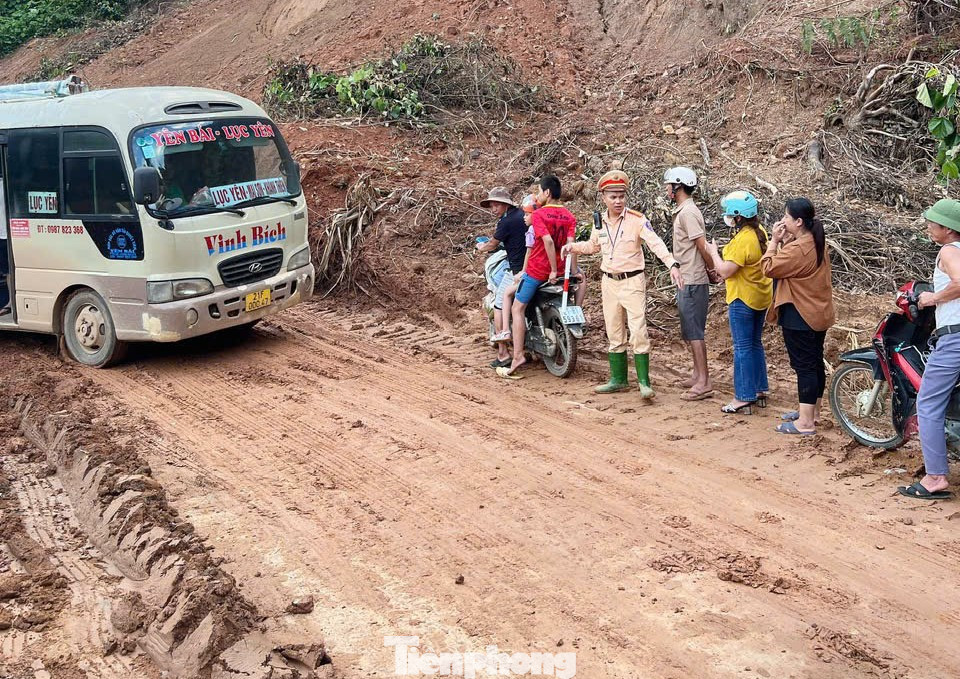 Liên quan đến vấn đề này, Thiếu tá Nguyễn Thành Nam - Phó Đội trưởng Đội Cảnh sát giao thông đường bộ số 3, Phòng Cảnh sát giao thông Công an tỉnh Yên Bái - đơn vị được giao phụ trách tuyến Quốc lộ 70 qua địa bàn Yên Bái - cho biết thời gian qua, đơn vị thường xuyên tăng cường tuần tra, kiểm soát, có mặt tại các vị trí xung yếu để điều tiết, phân luồng giao thông, nhất là các vị trí sạt lở, có nguy cơ sạt lở để tránh tình trạng ùn ứ, ách tắc kéo dài. Liên quan đến vấn đề này, Thiếu tá Nguyễn Thành Nam - Phó Đội trưởng Đội Cảnh sát giao thông đường bộ số 3, Phòng Cảnh sát giao thông Công an tỉnh Yên Bái - đơn vị được giao phụ trách tuyến Quốc lộ 70 qua địa bàn Yên Bái - cho biết thời gian qua, đơn vị thường xuyên tăng cường tuần tra, kiểm soát, có mặt tại các vị trí xung yếu để điều tiết, phân luồng giao thông, nhất là các vị trí sạt lở, có nguy cơ sạt lở để tránh tình trạng ùn ứ, ách tắc kéo dài.