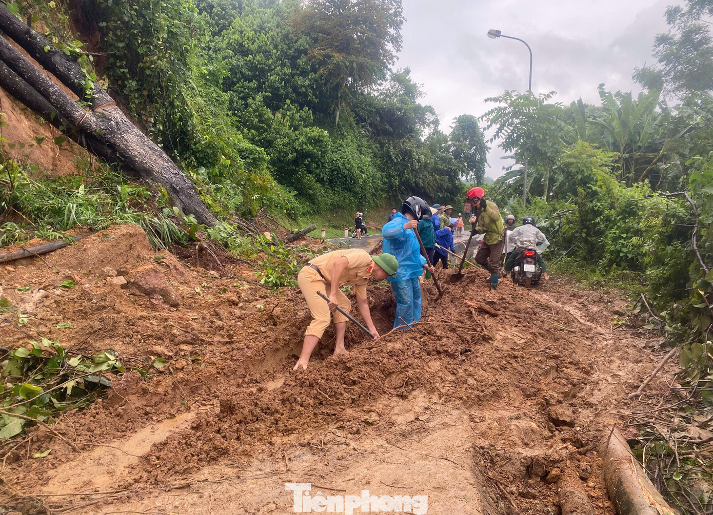 Ngoài ra, phối hợp với Chi cục quản lý đường bộ của Bộ Giao thông - Vận tải xử lý các điểm sạt lở, tuyên truyền, nhắc nhở các lái xe hoạt động trên tuyến chấp hành theo hướng dẫn của lực lượng đảm bảo trật tự an toàn giao thông, khi qua các điểm sạt lở phải chú ý quan sát, đảm bảo đi đúng tốc độ, khoảng cách an toàn để tránh gây nguy hiểm. Ngoài ra, phối hợp với Chi cục quản lý đường bộ của Bộ Giao thông - Vận tải xử lý các điểm sạt lở, tuyên truyền, nhắc nhở các lái xe hoạt động trên tuyến chấp hành theo hướng dẫn của lực lượng đảm bảo trật tự an toàn giao thông, khi qua các điểm sạt lở phải chú ý quan sát, đảm bảo đi đúng tốc độ, khoảng cách an toàn để tránh gây nguy hiểm.