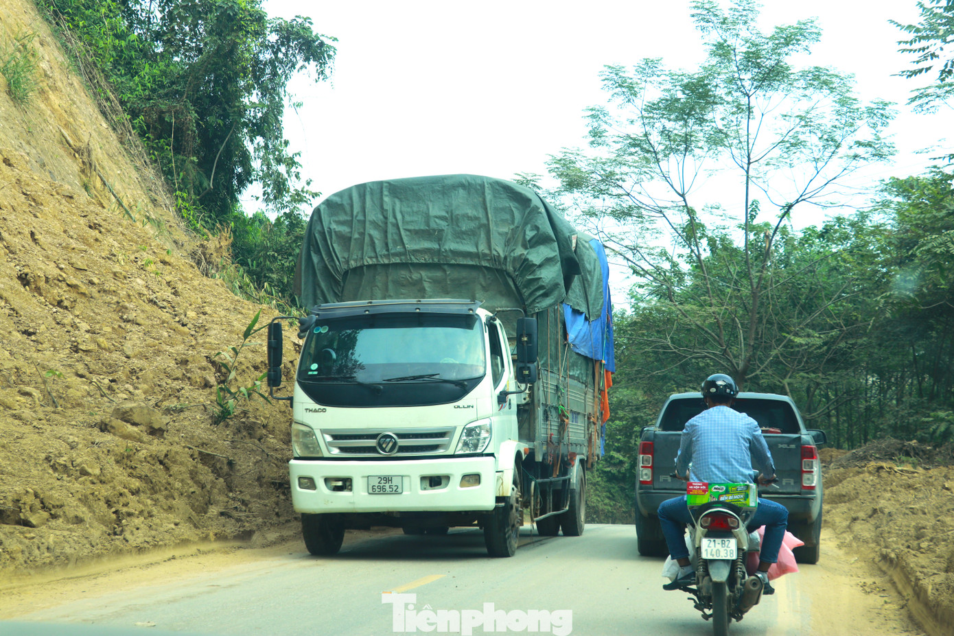 Theo người dân sinh sống dọc Quốc lộ 70, tuyến đường này thường ngày mật độ xe di chuyển tương đối đông, đường nhỏ hẹp không có lề đường, nhiều khúc cua gấp, các phương tiện đi lại thường ngày đã tiềm ẩn nhiều nguy cơ tai nạn giao thông. Sau sạt lở, việc qua lại trên con đường này càng trở nên nguy hiểm. Theo người dân sinh sống dọc Quốc lộ 70, tuyến đường này thường ngày mật độ xe di chuyển tương đối đông, đường nhỏ hẹp không có lề đường, nhiều khúc cua gấp, các phương tiện đi lại thường ngày đã tiềm ẩn nhiều nguy cơ tai nạn giao thông. Sau sạt lở, việc qua lại trên con đường này càng trở nên nguy hiểm.