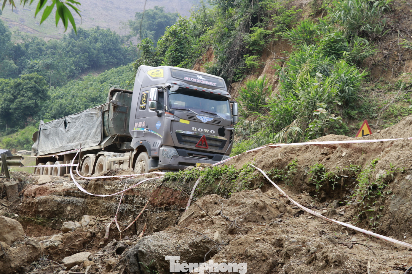 Trước đây, mỗi ngày chở vật liệu di chuyển đi về được 2 chuyến, nhưng giờ có hôm chạy từ sáng đến tối vẫn chưa trả được hàng do nhiều vị trí bị tắc đường, anh Tú than thở. Trước đây, mỗi ngày chở vật liệu di chuyển đi về được 2 chuyến, nhưng giờ có hôm chạy từ sáng đến tối vẫn chưa trả được hàng do nhiều vị trí bị tắc đường, anh Tú than thở.