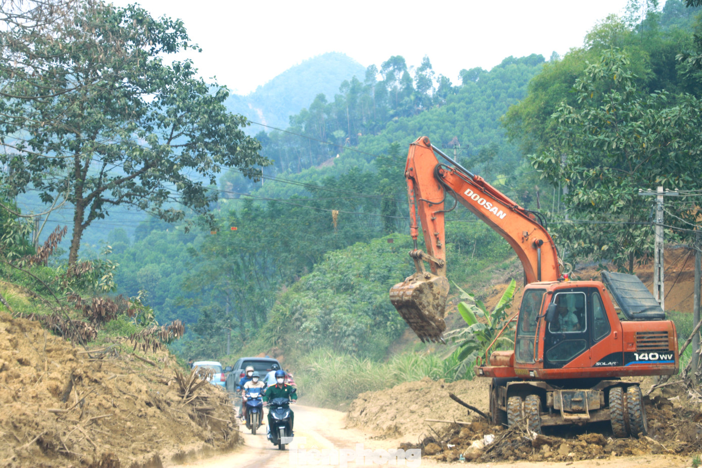 Theo người dân sinh sống dọc Quốc lộ 70, tuyến đường này thường ngày mật độ xe di chuyển tương đối đông, đường nhỏ hẹp không có lề đường, nhiều khúc cua gấp, các phương tiện đi lại thường ngày đã tiềm ẩn nhiều nguy cơ tai nạn giao thông. Sau sạt lở, việc qua lại trên con đường này càng trở nên nguy hiểm. Theo người dân sinh sống dọc Quốc lộ 70, tuyến đường này thường ngày mật độ xe di chuyển tương đối đông, đường nhỏ hẹp không có lề đường, nhiều khúc cua gấp, các phương tiện đi lại thường ngày đã tiềm ẩn nhiều nguy cơ tai nạn giao thông. Sau sạt lở, việc qua lại trên con đường này càng trở nên nguy hiểm.