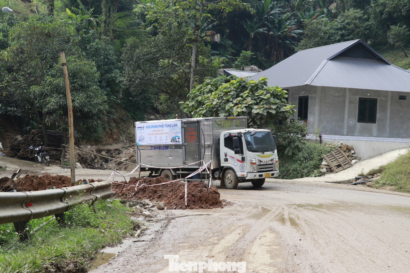 Trong khi đó, đại diện Công ty Cổ phần xây dựng và thiết kế số 9 - một trong những đơn vị đang khắc phục trên tuyến - cho biết do khối lượng sạt lở nhiều, kéo dài dọc tuyến, đơn vị đang đẩy nhanh tiến độ làm cả ngày lẫn đêm để sớm khắc phục tại các vị trí xung yếu, gia cố, xử lý những điểm sụt, sạt, đứt gãy để đảm bảo thông tuyến. Trong khi đó, đại diện Công ty Cổ phần xây dựng và thiết kế số 9 - một trong những đơn vị đang khắc phục trên tuyến - cho biết do khối lượng sạt lở nhiều, kéo dài dọc tuyến, đơn vị đang đẩy nhanh tiến độ làm cả ngày lẫn đêm để sớm khắc phục tại các vị trí xung yếu, gia cố, xử lý những điểm sụt, sạt, đứt gãy để đảm bảo thông tuyến.