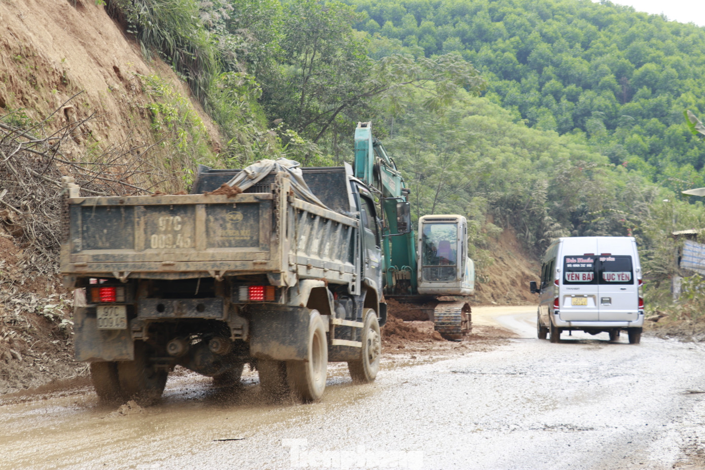 Theo người dân sinh sống dọc Quốc lộ 70, tuyến đường này thường ngày mật độ xe di chuyển tương đối đông, đường nhỏ hẹp không có lề đường, nhiều khúc cua gấp, các phương tiện đi lại thường ngày đã tiềm ẩn nhiều nguy cơ tai nạn giao thông. Sau sạt lở, việc qua lại trên con đường này càng trở nên nguy hiểm. Theo người dân sinh sống dọc Quốc lộ 70, tuyến đường này thường ngày mật độ xe di chuyển tương đối đông, đường nhỏ hẹp không có lề đường, nhiều khúc cua gấp, các phương tiện đi lại thường ngày đã tiềm ẩn nhiều nguy cơ tai nạn giao thông. Sau sạt lở, việc qua lại trên con đường này càng trở nên nguy hiểm.