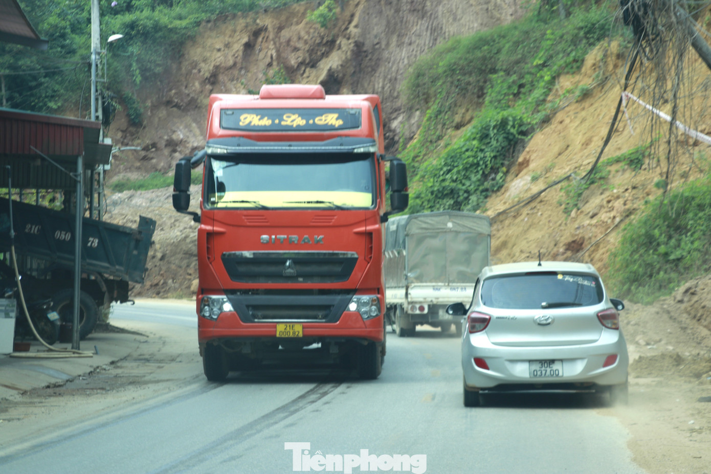 Trong khi đó, đại diện Công ty Cổ phần xây dựng và thiết kế số 9 - một trong những đơn vị đang khắc phục trên tuyến - cho biết do khối lượng sạt lở nhiều, kéo dài dọc tuyến, đơn vị đang đẩy nhanh tiến độ làm cả ngày lẫn đêm để sớm khắc phục tại các vị trí xung yếu, gia cố, xử lý những điểm sụt, sạt, đứt gãy để đảm bảo thông tuyến. Trong khi đó, đại diện Công ty Cổ phần xây dựng và thiết kế số 9 - một trong những đơn vị đang khắc phục trên tuyến - cho biết do khối lượng sạt lở nhiều, kéo dài dọc tuyến, đơn vị đang đẩy nhanh tiến độ làm cả ngày lẫn đêm để sớm khắc phục tại các vị trí xung yếu, gia cố, xử lý những điểm sụt, sạt, đứt gãy để đảm bảo thông tuyến.