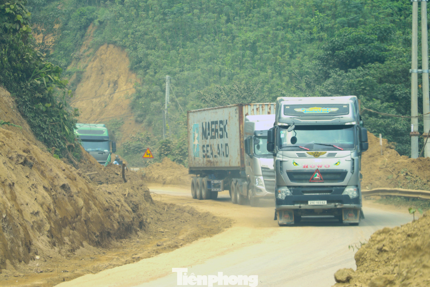 Có những đoạn đất đá 2 bên vùi lấp hết mặt đường, hiện mới lưu thông được một làn xe, các phương tiện thường xuyên ách tắc khi qua những vị trí này. Có những đoạn đất đá 2 bên vùi lấp hết mặt đường, hiện mới lưu thông được một làn xe, các phương tiện thường xuyên ách tắc khi qua những vị trí này.