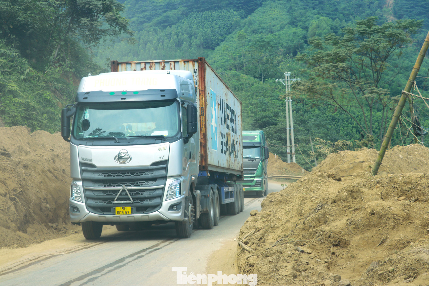 Trước đây, mỗi ngày chở vật liệu di chuyển đi về được 2 chuyến, nhưng giờ có hôm chạy từ sáng đến tối vẫn chưa trả được hàng do nhiều vị trí bị tắc đường, anh Tú than thở. Trước đây, mỗi ngày chở vật liệu di chuyển đi về được 2 chuyến, nhưng giờ có hôm chạy từ sáng đến tối vẫn chưa trả được hàng do nhiều vị trí bị tắc đường, anh Tú than thở.