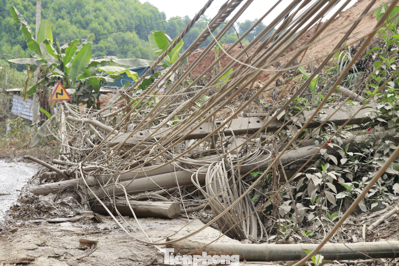 Anh Nguyễn Đình Tú (lái xe thường xuyên di chuyển qua quốc lộ 70) cho biết sau bão đường di chuyển khó khăn hơn vì đất đá sạt khắp nơi mà chưa được khắc phục. Việc di chuyển tiềm ẩn nhiều nguy hiểm, nhất là những khi trời mưa xuống, hai bên taluy sẵn sàng sạt lở bất cứ lúc nào. Anh Nguyễn Đình Tú (lái xe thường xuyên di chuyển qua quốc lộ 70) cho biết sau bão đường di chuyển khó khăn hơn vì đất đá sạt khắp nơi mà chưa được khắc phục. Việc di chuyển tiềm ẩn nhiều nguy hiểm, nhất là những khi trời mưa xuống, hai bên taluy sẵn sàng sạt lở bất cứ lúc nào.