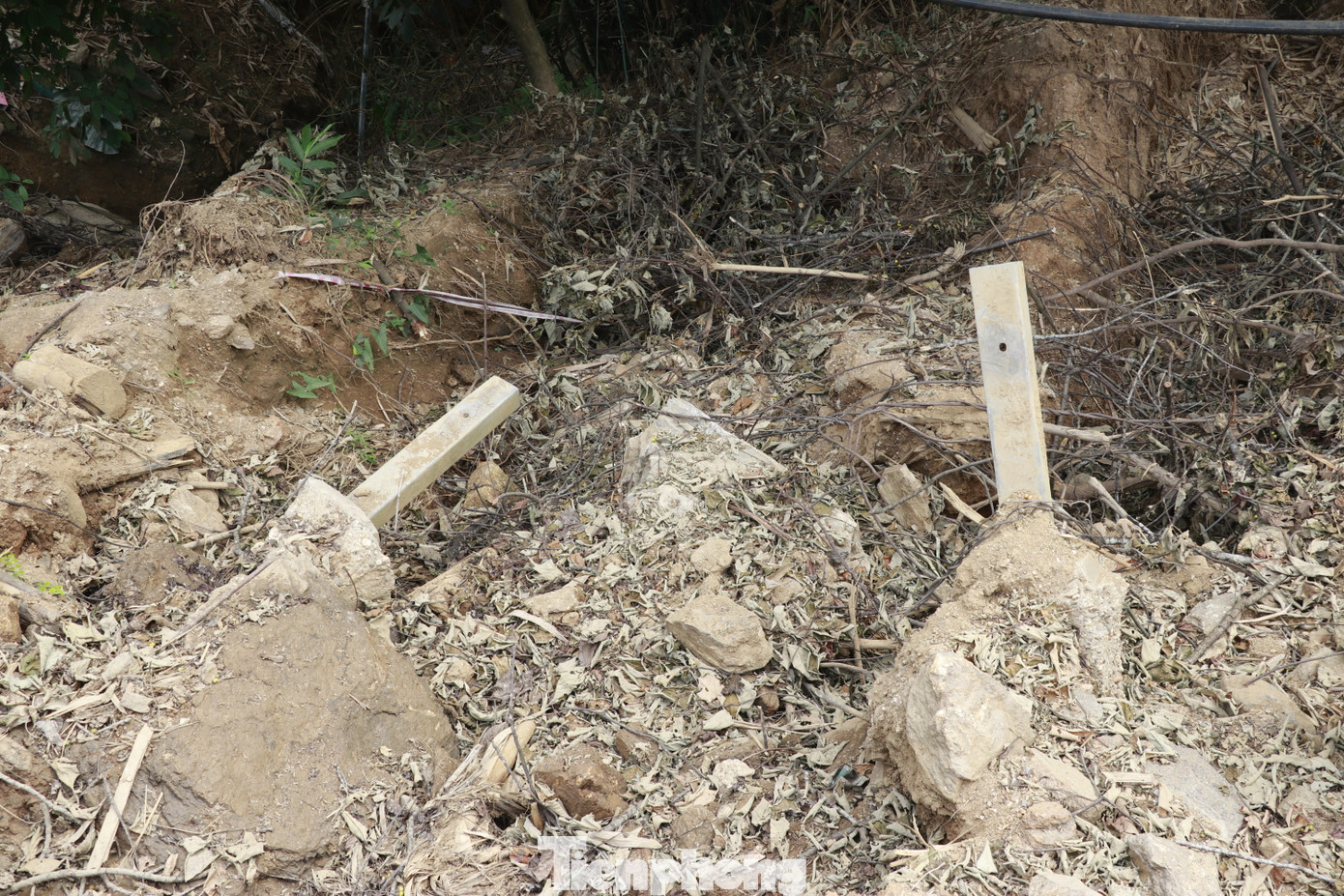 Anh Nguyễn Đình Tú (lái xe thường xuyên di chuyển qua quốc lộ 70) cho biết sau bão đường di chuyển khó khăn hơn vì đất đá sạt khắp nơi mà chưa được khắc phục. Việc di chuyển tiềm ẩn nhiều nguy hiểm, nhất là những khi trời mưa xuống, hai bên taluy sẵn sàng sạt lở bất cứ lúc nào. Anh Nguyễn Đình Tú (lái xe thường xuyên di chuyển qua quốc lộ 70) cho biết sau bão đường di chuyển khó khăn hơn vì đất đá sạt khắp nơi mà chưa được khắc phục. Việc di chuyển tiềm ẩn nhiều nguy hiểm, nhất là những khi trời mưa xuống, hai bên taluy sẵn sàng sạt lở bất cứ lúc nào.