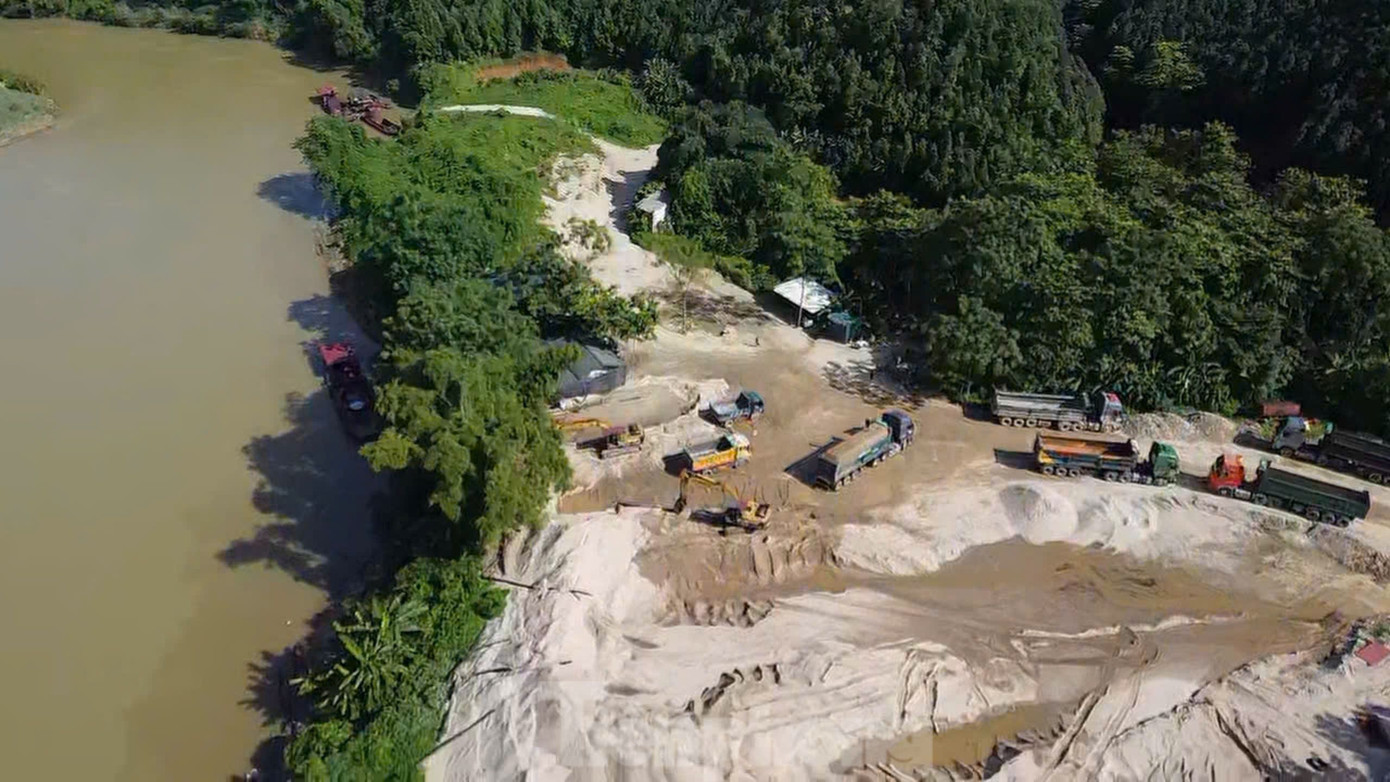 Bãi tập kết cát trái phép của Công ty Cổ phần Vạn Lộc vừa bị chính quyền địa phương xử phạt, buộc khôi phục hiện trạng.