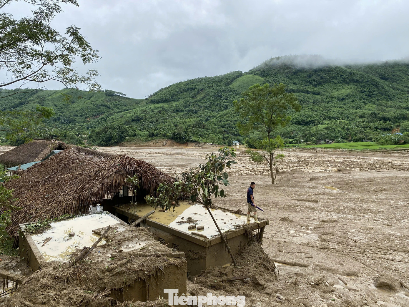 Trận lũ quét đi qua khiến làng bản bị cuốn trôi. Trận lũ quét đi qua khiến làng bản bị cuốn trôi.