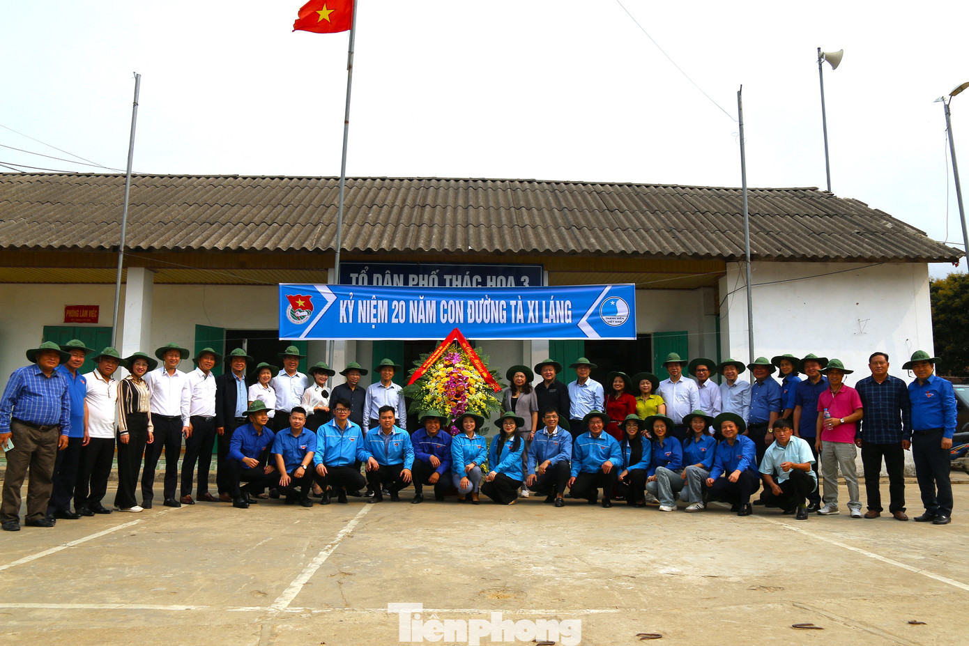 Các thế hệ thanh niên Yên Bái thăm lại con đường Tà Xi Láng sau 20 năm.