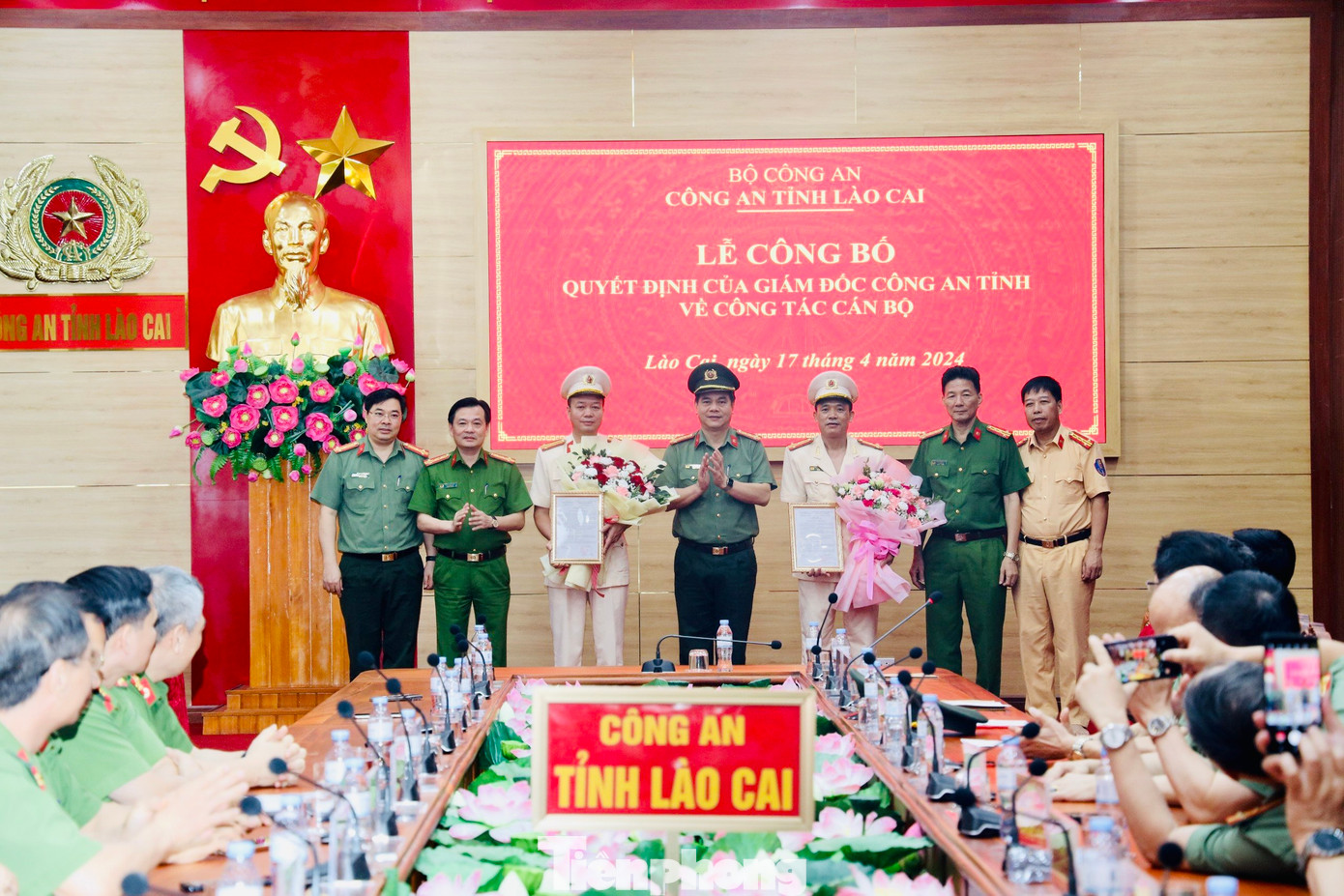 Lãnh đạo Công an tỉnh trao Quyết định và chúc mừng các đồng chí được điều động, bổ nhiệm. Lãnh đạo Công an tỉnh trao Quyết định và chúc mừng các đồng chí được điều động, bổ nhiệm.