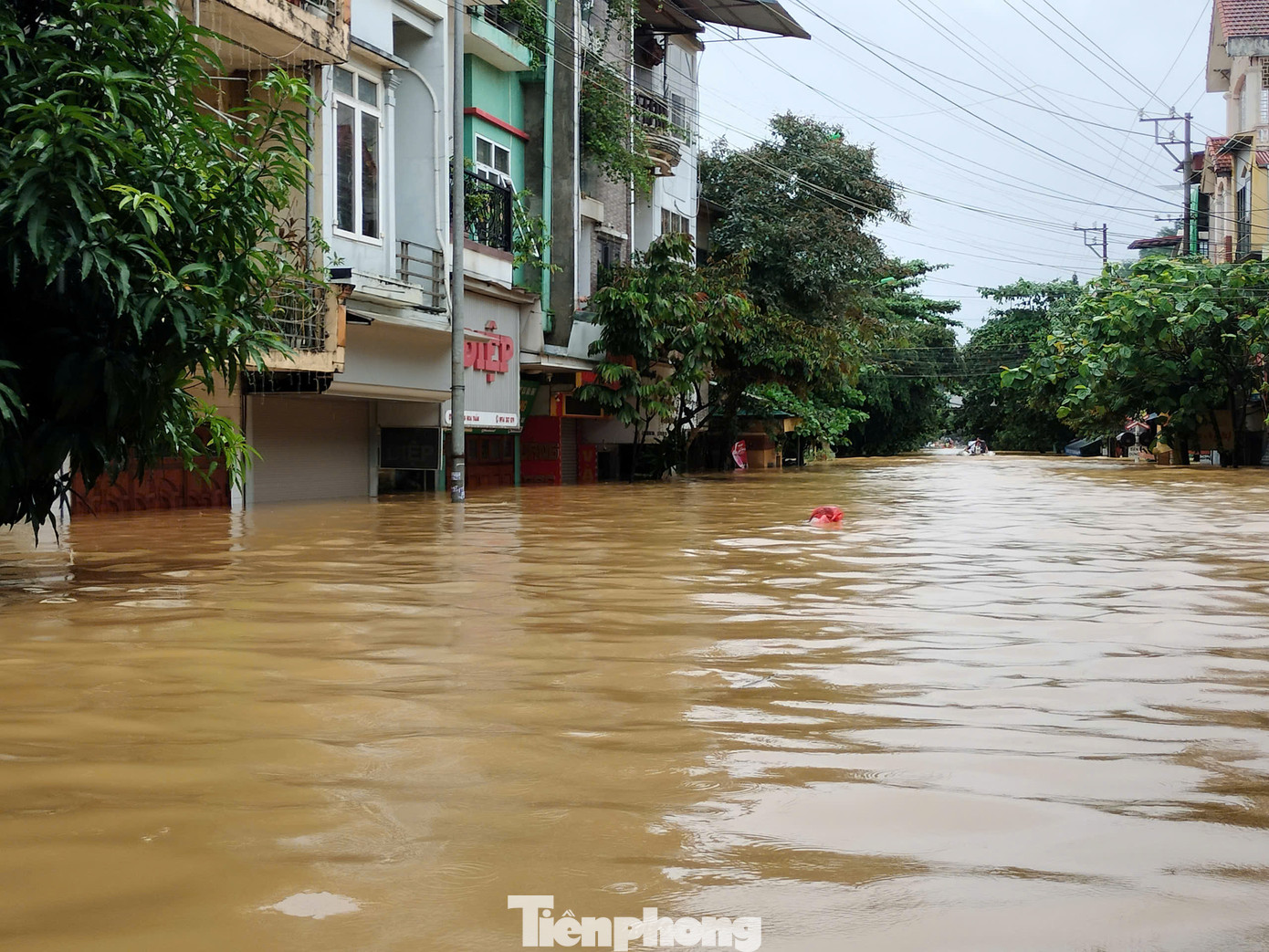 Mưa lũ cũng khiến hơn 13.000 ngôi nhà bị thiệt hại, hơn 10.000 ngôi nhà bị ngập úng, di dời hơn 2.300 ngôi nhà để đảm bảo an toàn.