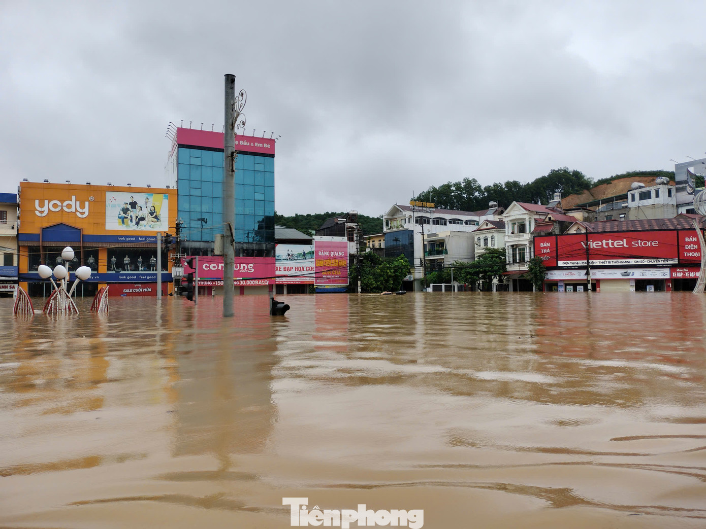 Từ 22h tối 8/9 đến hiện tại, nhiều địa phương tại thành phố Yên Bái mất điện, mất sóng điện thoại, không có mạng di động.
