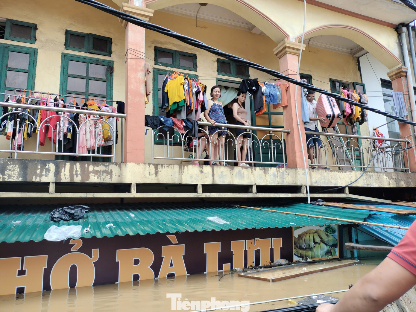 Vẫn còn rất nhiều người dân trong còn mắc kẹt trong nhà chờ lực lượng chức năng giải cứu. Nhiều gia đình, các đơn vị trong và ngoài tỉnh đã huy động cano, xuồng, thuyền tham gia cứu hộ nhưng vẫn chưa thể đưa hết mọi người đến nơi an toàn.