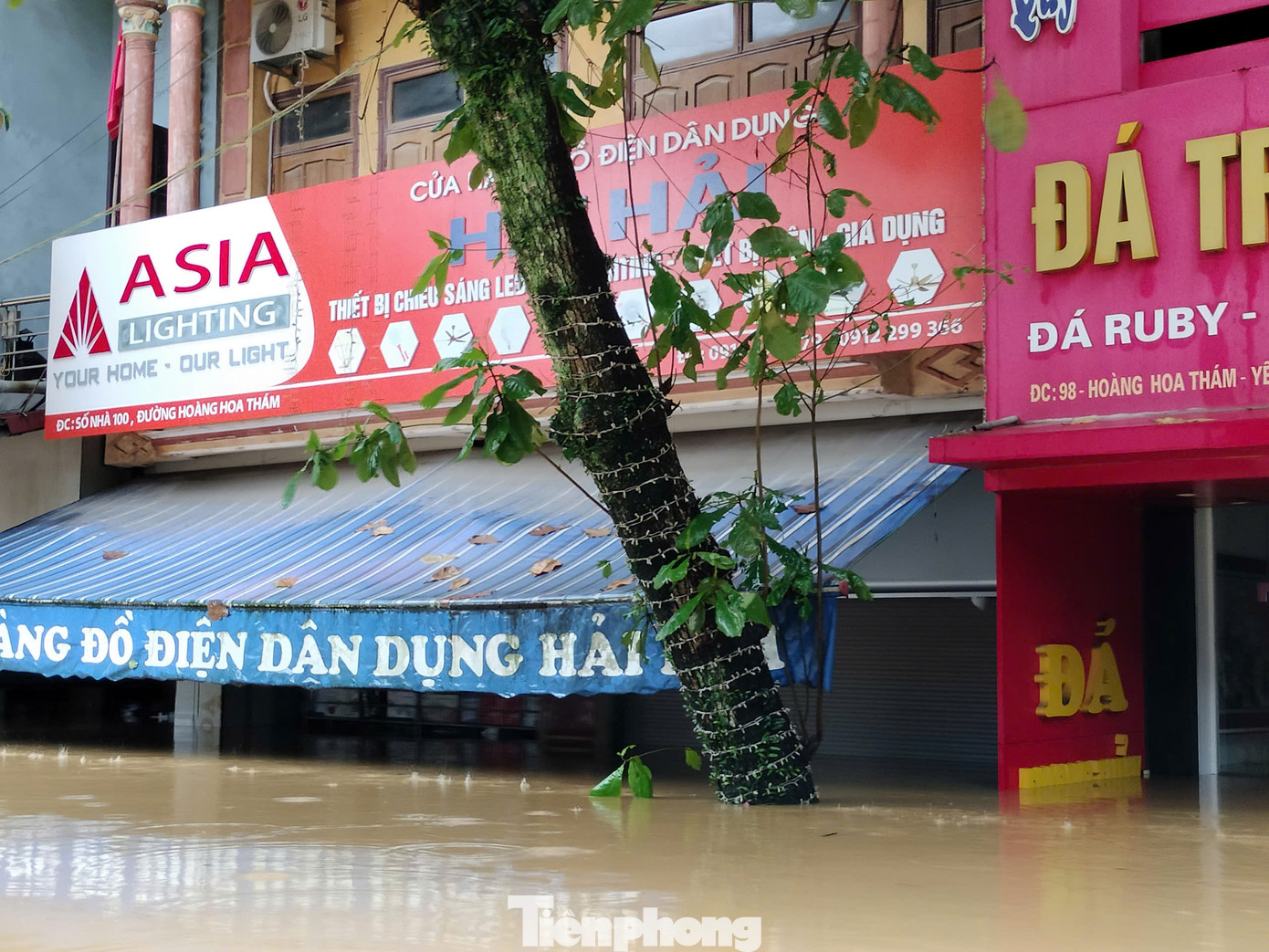 Hiện các vị trí tại thành phố Yên Bái đều ngập sâu, thêm nhiều điểm taluy sạt lở và nguy cơ sạt lở cao khiến việc cứu hộ cứu nạn gặp nhiều khó khăn.