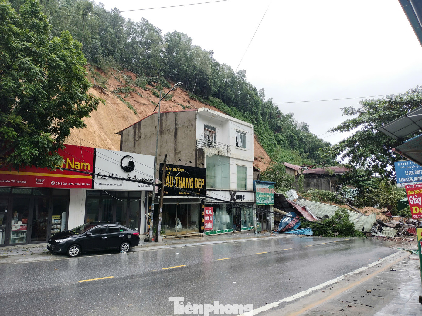 Ngoài ra, nhiều vị trí taluy cao tại các nhiều điểm xã, phường trên địa bàn thành phố Yên Bái sạt lở, đe dọa tính mạng của nhiều hộ dân sinh sống. Các khu vực tại thành phố, nhiều điểm có nguy cơ sạt lở cao, các lực lượng chức năng đang khẩn trương rà soát, di dời người đến nơi an toàn.