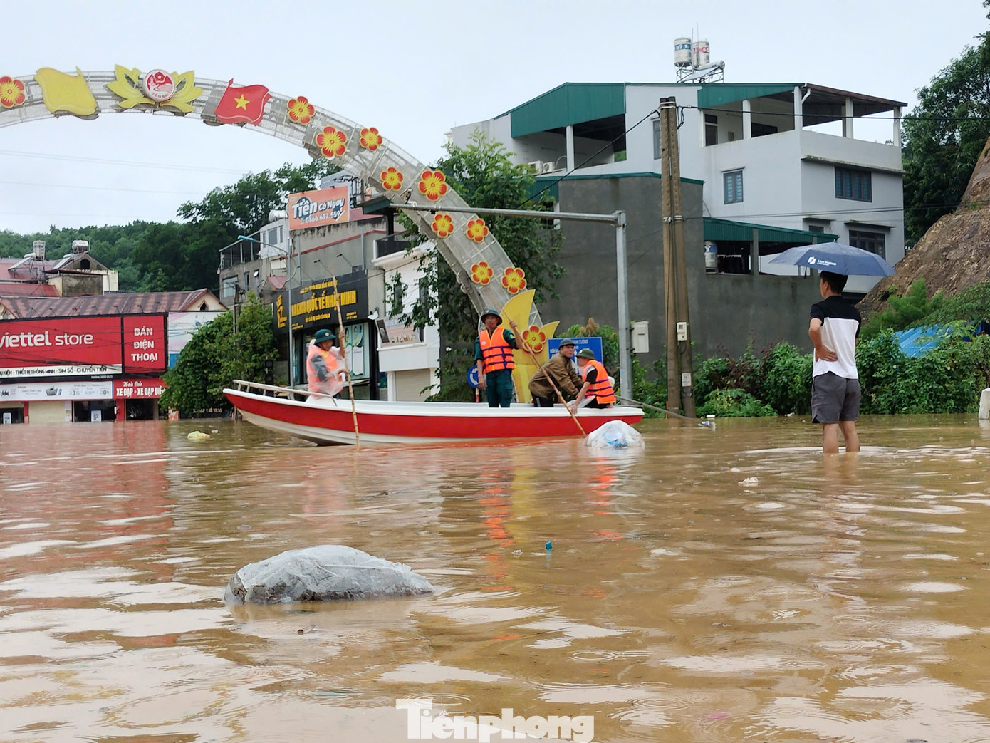 Dù đã tăng cường các xuồng, cano để giải cứu nhưng lực lượng hạn chế, mực nước sâu nhiều chỗ đến 6-7m, rất khó để tiếp cận.