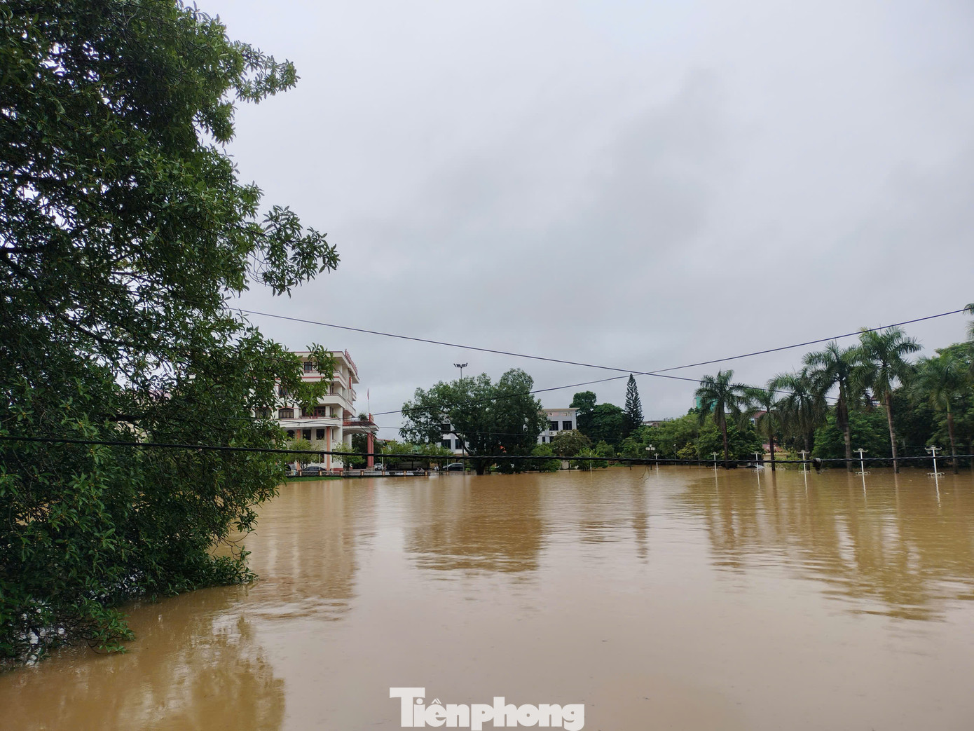 Tuy nhiên, do mực nước dâng nhanh, nhiều ngõ ngách sâu, nước xiết khiến việc cứu hộ gặp nhiều khó khăn, thông tin liên lạc không có gây khó khăn cho việc giải cứu.