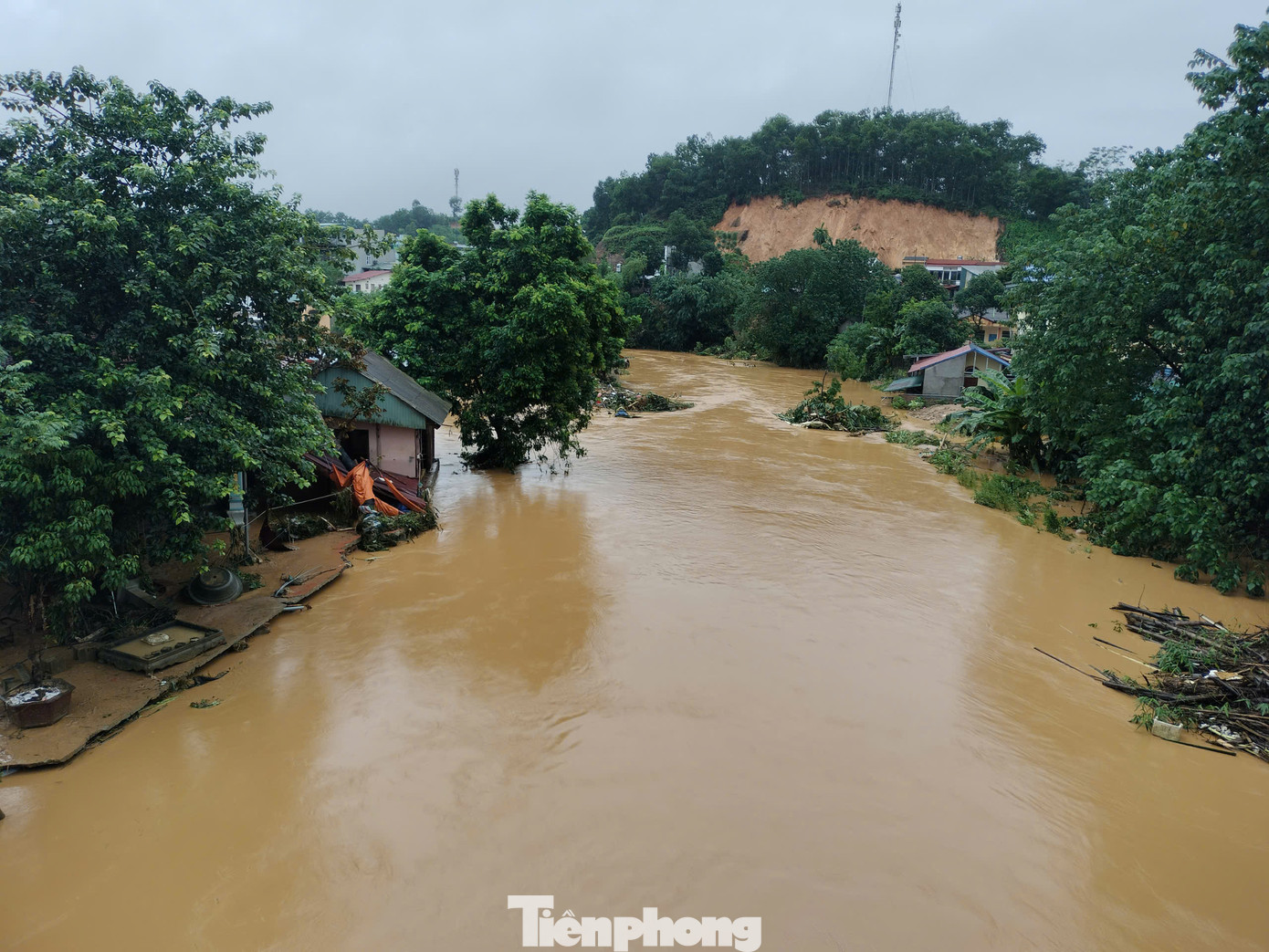 Nhiều xã, phường chìm trong biển nước, giao thông ách tắc cục bộ.