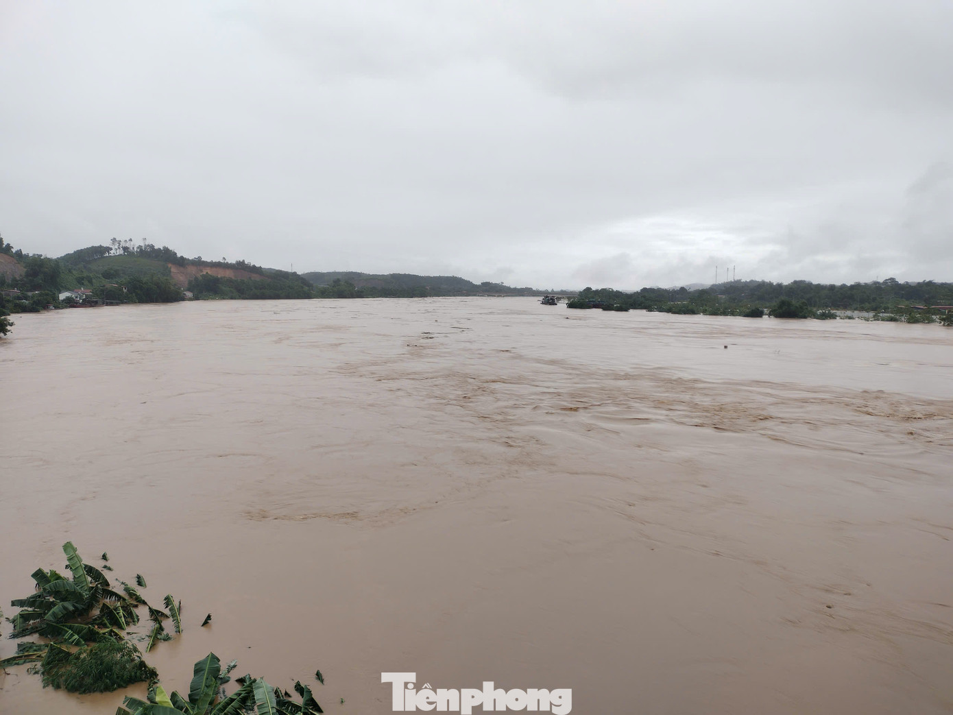 Trong hai ngày 9-10/9, theo ghi nhận của phóng viên báo Tiền Phong, mực nước trên các sông, suối tại khu vực thành phố Yên Bái dâng cao.