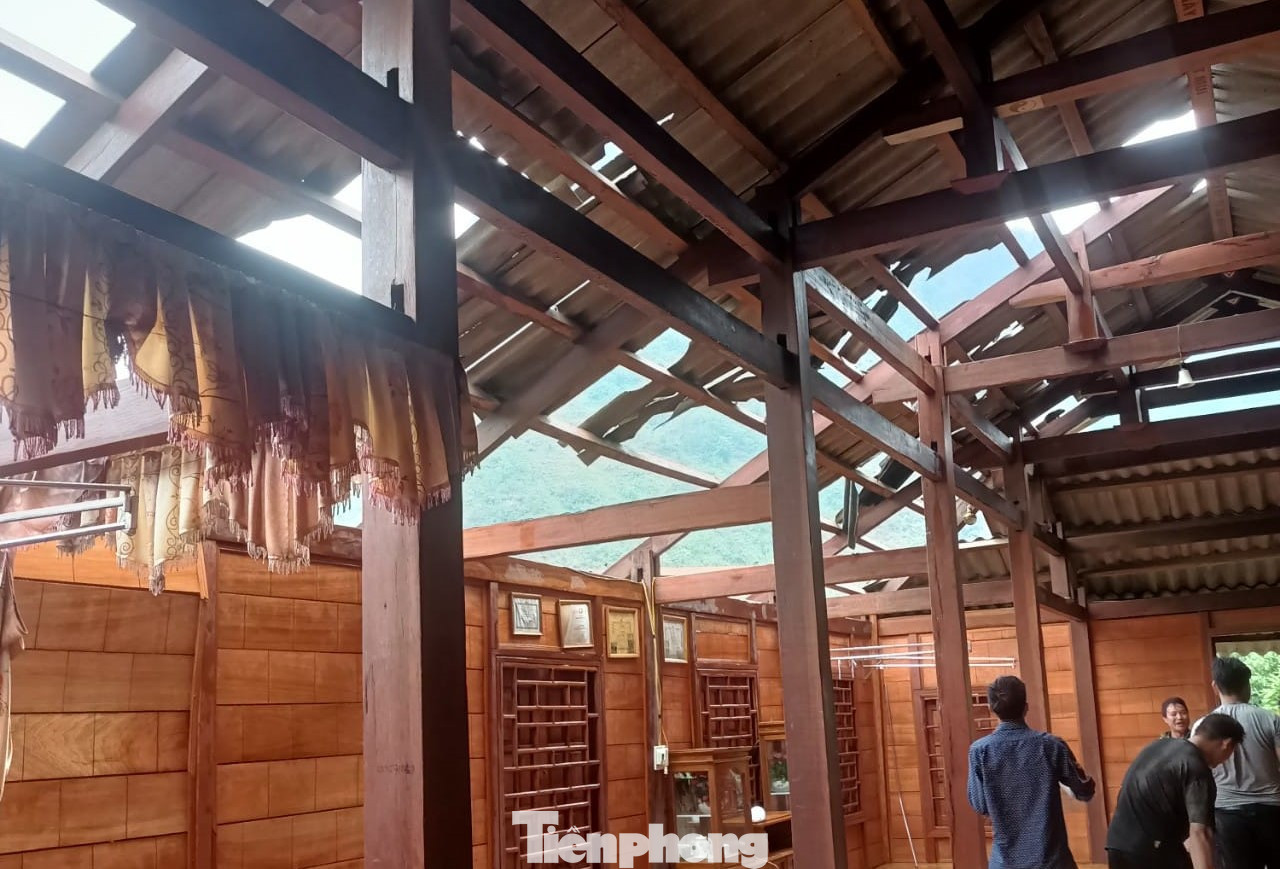 Tại TP Yên Bái, sáng cùng ngày cũng xảy ra mưa lớn bất thường kèm theo gió lốc.