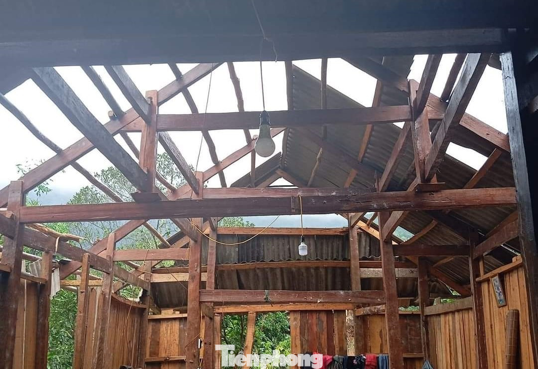 Để kịp thời ứng phó với ảnh hưởng của không khí lạnh tăng cường yếu nén rãnh áp thấp, kết hợp với hội tụ gió trên cao, UBND tỉnh Yên Bái có Công văn yêu cầu các địa phương chủ động ứng phó với mưa dông, lốc, sét và gió giật mạnh trên địa bàn.