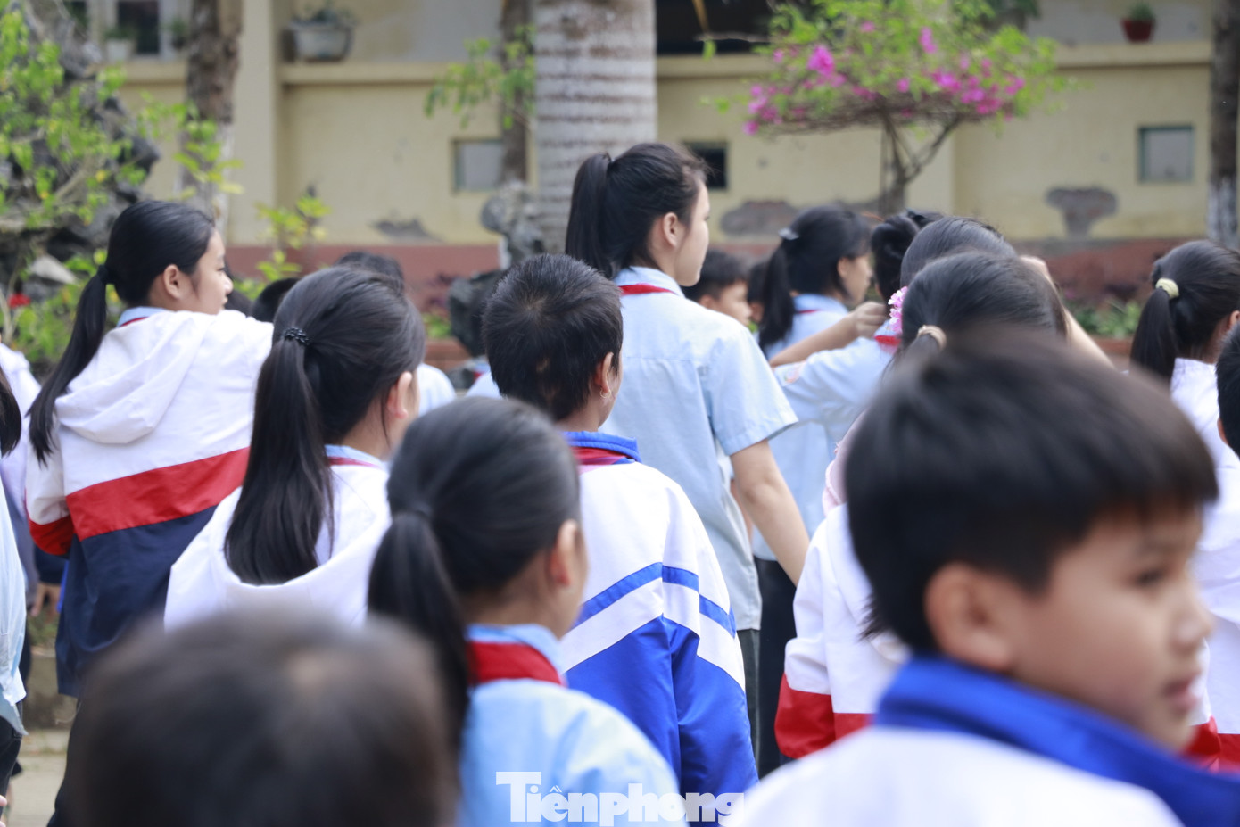 Theo ghi nhận của phóng viên, các em học sinh tại điểm trường lẻ và trường chính đã hòa nhập rất tốt, những tiếng cười nói rộn ràng vang lên khắp trường mỗi giờ ra chơi, từng nhóm bạn tụm 5, tụm 3 nói cười, chơi các trò chơi rộn rã sân trường.