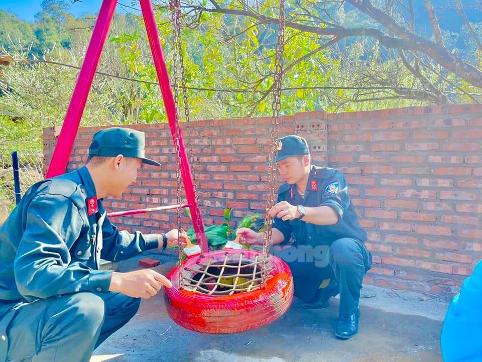 Cùng thời gian này, Đoàn thanh niên Công an tỉnh Yên Bái phối hợp cùng các đơn vị ủng hộ kinh phí, ngày công thực hiện và trao tặng sân chơi cho điểm trường Mầm non Hoa Hồng tại thôn Háng Thồ (xã Xà Hồ, huyện Trạm Tấu), với tổng giá trị 70 triệu đồng.