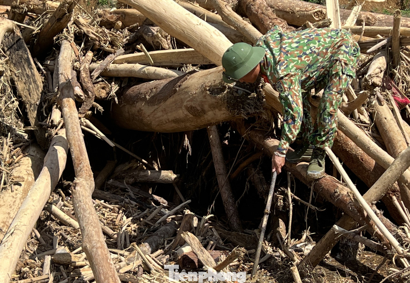 Tuy nhiên, do khối lượng bùn đất rất lớn, diện tích đất đá vùi lấp rất rộng, cộng với điều kiện địa hình phức tạp nên ảnh hưởng đến việc tìm kiếm các nạn nhân mất tích.