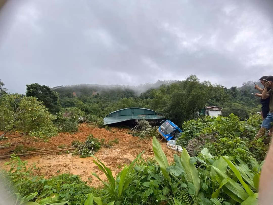 Các phương tiện xác định gồm 1 xe khách, 1 xe tải và 3 xe con cũng bị đẩy đổ, vùi lấp.